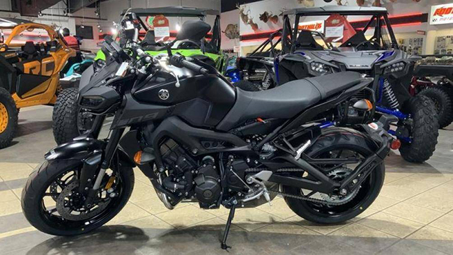 Mẫu naked-bike Yamaha MT-09 2020 vừa ra mắt tại thị trường Malaysia được bổ sung thêm 2 màu mới khá bắt mắt. Trước đó xe chỉ có 2 màu xám cam và đen
