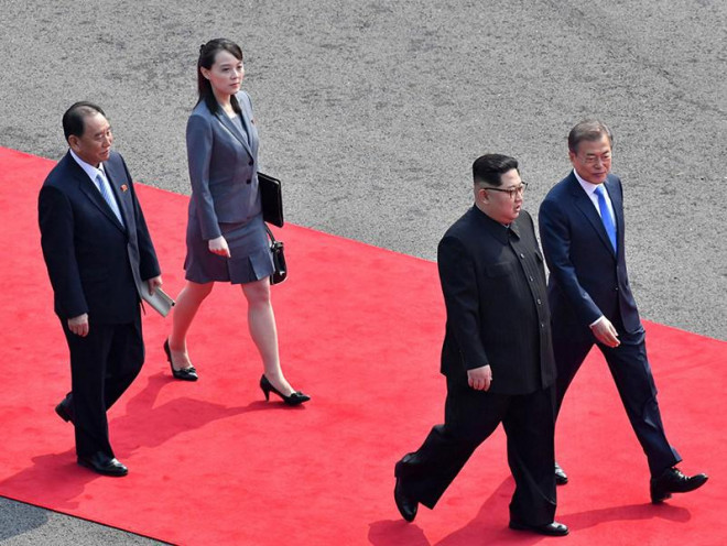 Chủ tịch Triều Tiên Kim Jong-un (trái, hàng trên) và Tổng thống Hàn Quốc Moon Jae-in (phải, hàng trên) thăm khu vực phi quân sự biên giới liên Triều vào tháng 4-2018. Ảnh: AP