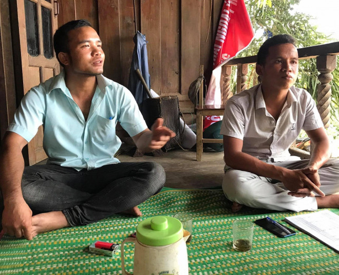 Ông Hồ Văn Mắt (bên trái), Bí thư chi bộ thôn Sa Trầm.