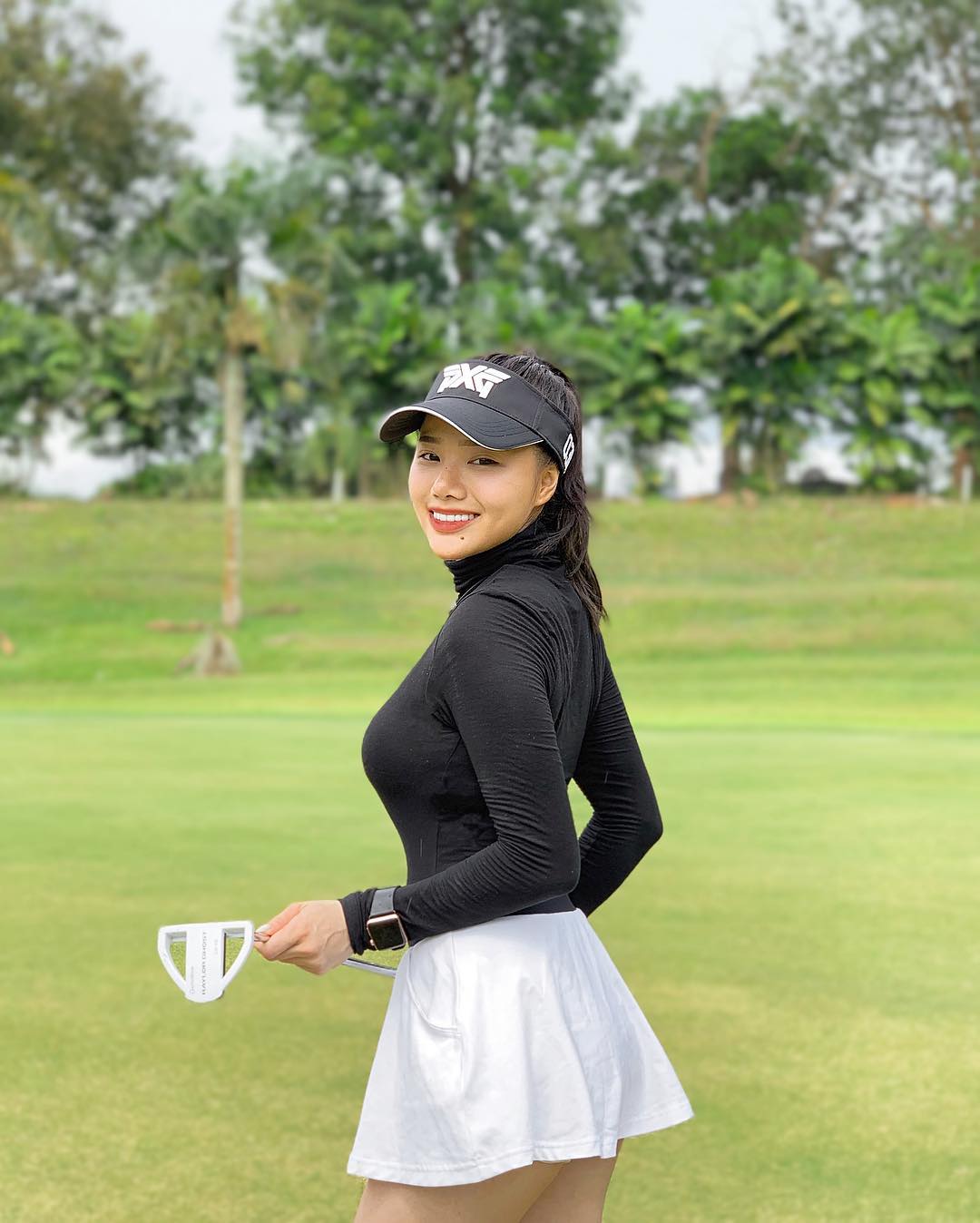 Golf là bộ môn vốn được xem là dành cho những người giàu có và coi như một bộ môn quý tộc. Hiện tại golf ngày càng phổ biến hơn, không chỉ để rèn luyện sức khỏe mà còn có công dụng giữ dáng.&nbsp;