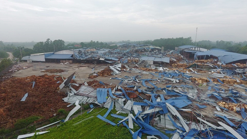 &nbsp;Hiện trường tan hoang sau khi cơn lốc xoáy xảy ra tại Công ty Kiều Thi Junma tại Vĩnh Phúc.