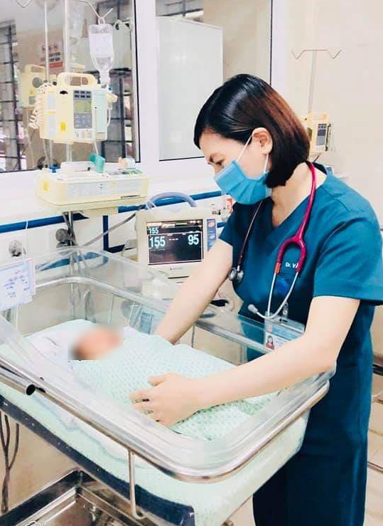 Bé sơ sinh bị bỏ rơi đang điều trị tại Bệnh viện Xanh Pôn. (Ảnh: BVCC)&nbsp;&nbsp;