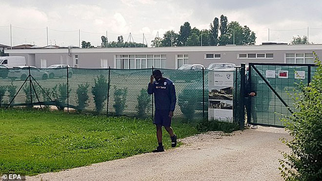 Balotelli bị đuổi về trong lần đầu trở lại sân tập Brescia