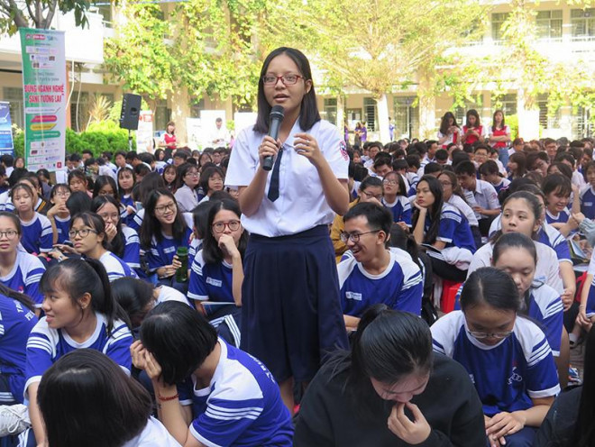 Học sinh Trường THPT Phú Nhuận (TP.HCM) đặt câu hỏi tư vấn chọn ngành, nghề tại &nbsp;Ngày hội tuyển sinh 2020. Ảnh: PHẠM ANH