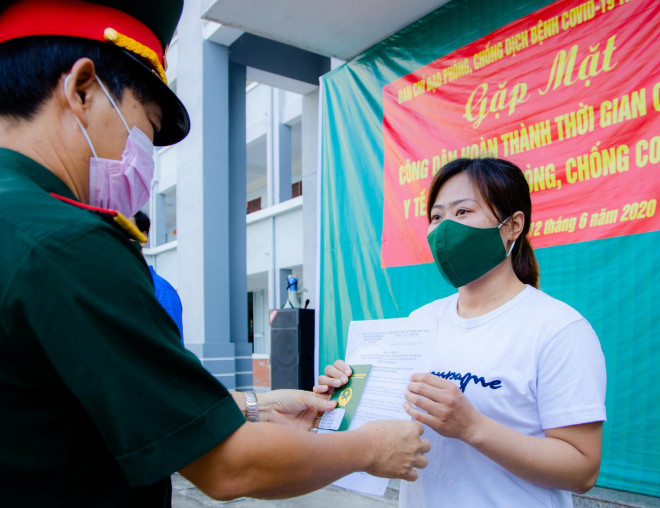 Các công dân nhận giấy chứng nhận hoàn thành thời gian cách ly Ảnh: Lê Trọng Khang