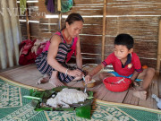 Tin tức trong ngày - Vụ hộ nghèo &quot;tự nguyện&quot; trích tiền cho cán bộ thôn &quot;uống nước&quot;: Bộ LĐTBXH đề nghị xác minh