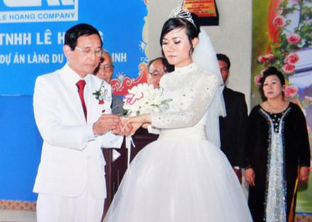 Đại gia Lê Ân cưới vợ trẻ kém 54 tuổi