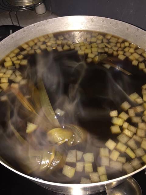 Cách làm nước uống giải nhiệt từ bí đao để trắng da, đánh bay ngứa ngáy, mụn rôm mùa hè - 3