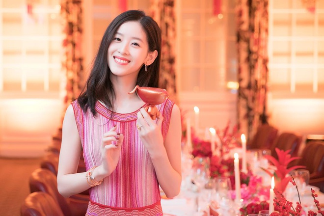 Theo danh sách "500 người giàu nhất Trung Quốc" được tạp chí New Fortune của nước này công bố vào hồi tháng 5 vừa qua, Chương Trạch Thiên cùng chồng là Lưu Cường Đông hiện đang đồng xếp hạng 31 trong số những người giàu có nhất ở quốc gia đông dân nhất thế giới. Lọt vào danh sách này, "hot girl trà sữa" cũng được coi là nữ tỷ phú trẻ tuổi nhất của Trung Quốc hiện tại.&nbsp;
