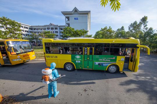 Những cánh tay vẫy chào cán bộ chiến sĩ, các y bác sĩ làm nhiệm vụ ở khu cách ly. Trên xe, có nhiều người đã rơi nước mắt. Đối với nhiều công dân trở về quê đợt này, đặc biệt là các bà bầu, họ sẽ có một kỷ niệm khó quên trong đời khi nhận được quá nhiều tình cảm từ các cán bộ chiến sĩ, các y bác sĩ tại quê nhà sau bao ngày xa cách quê hương, sang nơi xứ người lao động Ảnh: Lê Trọng Khang