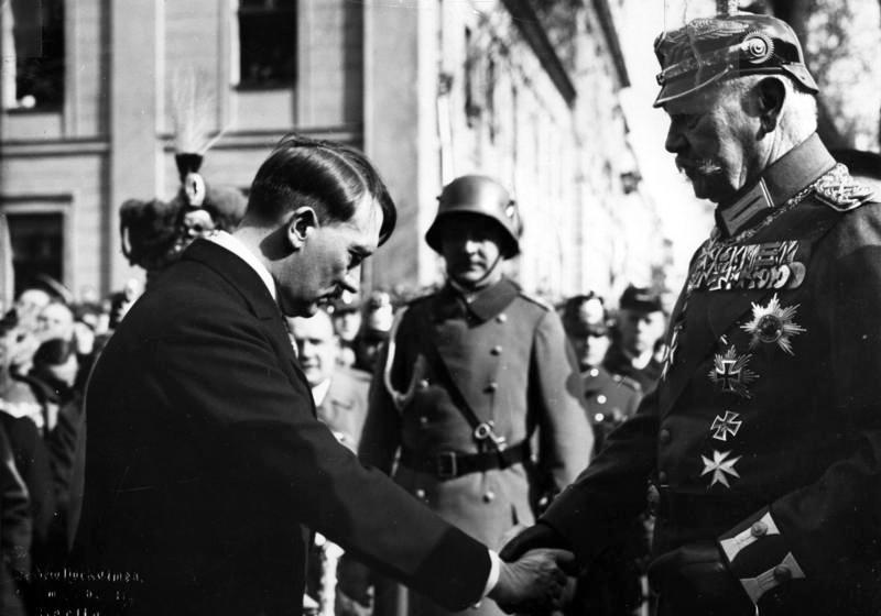 Hitler bắt tay chính khách Paul von Hindenburg. Ảnh: BILD