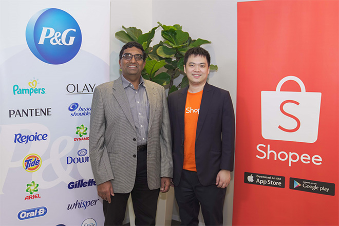 Ông Shankar Viswanathan, Phó Chủ Tịch tập đoàn P&amp;G - thị trường Malaysia, Singapore, Việt Nam và Thương mại điện tử khu vực Châu Á Thái Bình Dương, Trung Đông và Châu Phi (Bên trái), cùng Ông Chris Feng, Giám đốc Điều hành tại Shopee (Bên phải), tại buổi ký kết Kế hoạch hợp tác