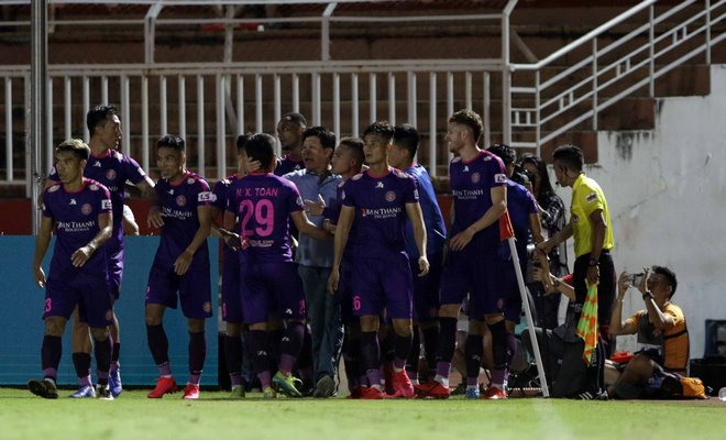 Thắng đội Công Phượng, chủ tịch kiêm HLV &#34;kỳ lạ&#34; nhất V-League ăn mừng như vô địch - 1