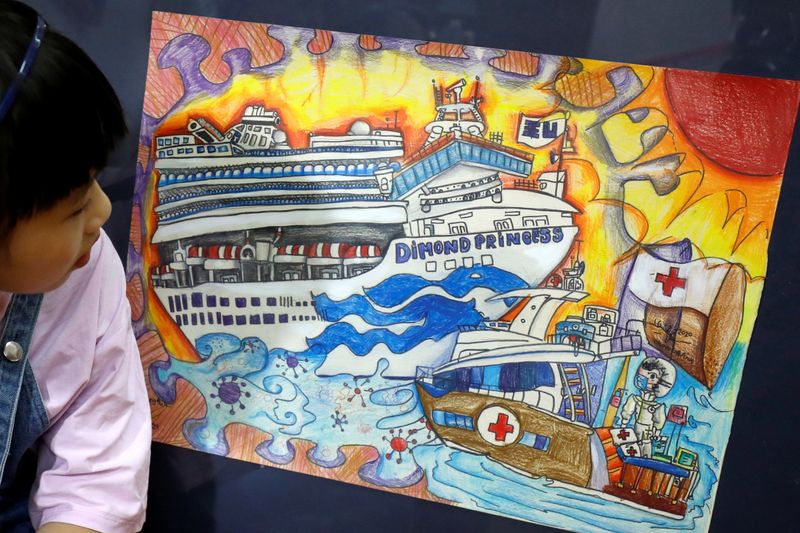 Chung Anh vẽ hình ảnh tàu Diamond&nbsp;Princess trong tranh (ảnh: Reuters)