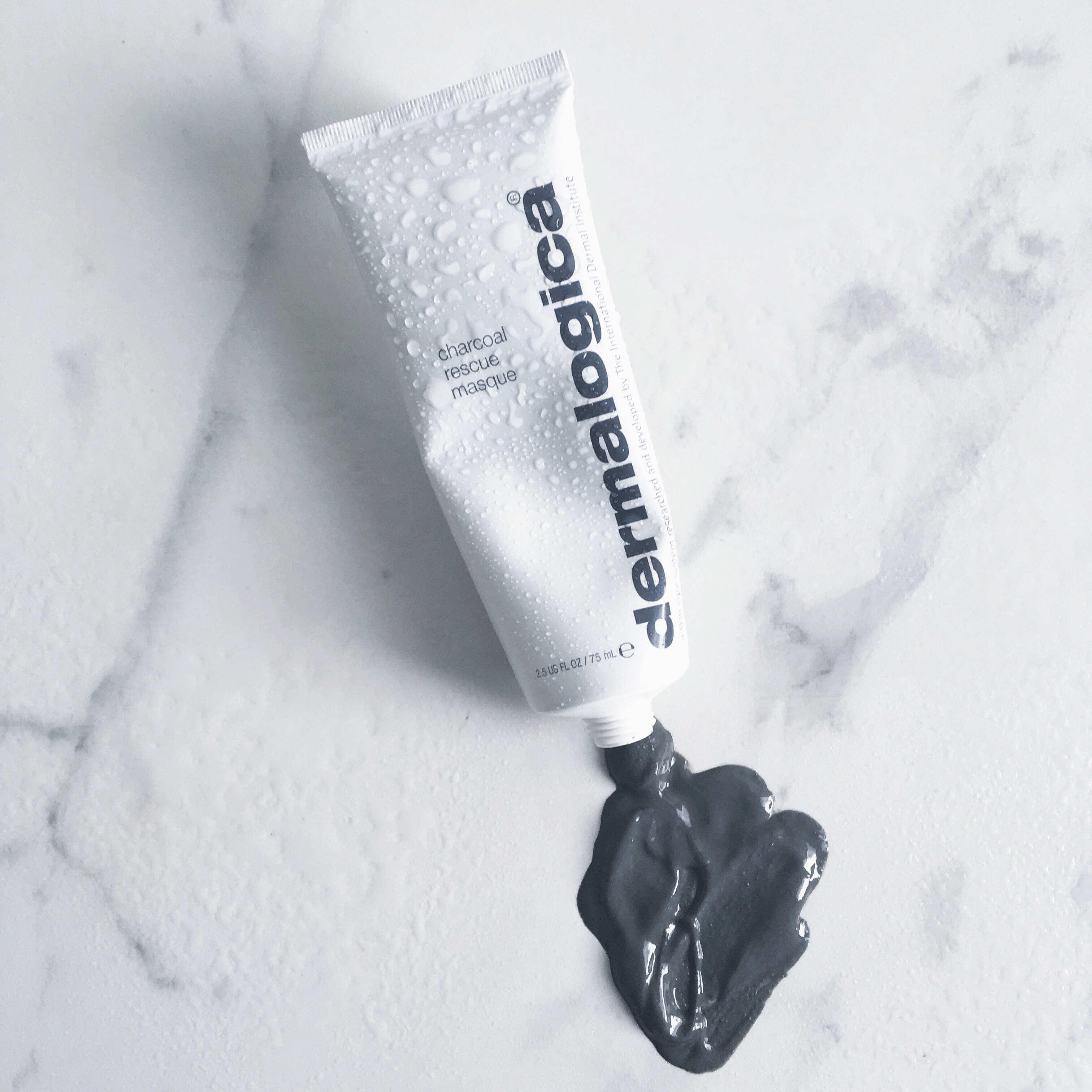 Mặt nạ than&nbsp;Dermalogica (giá khoảng 1,1 triệu đồng). Than Binchotan hoạt hóa trong mặt nạ thuần chay này kết hợp với các thành phần như&nbsp;lưu huỳnh, axit alpha-hydroxy và&nbsp;niacinamide có&nbsp;tác dụng tẩy tế bào chết, cải thiện sự thay đổi tế bào và giảm bã nhờn.&nbsp;Đây là sự pha trộn của các thành phần làm cho nó trở thành một trong&nbsp;những mặt nạ than tốt nhất&nbsp;để giải quyết cả mụn trứng cá và lão hóa da.