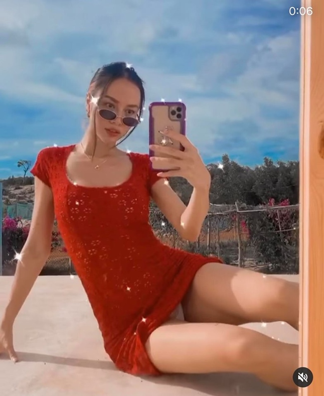 Trong clip "sống ảo" vừa chia sẻ trên mạng xã hội, diễn viên 9X mặc chiếc váy đỏ siêu ngắn mải mê tạo dáng vô tình để lộ nội y. Khoảnh khắc hớ hênh của người đẹp ngay lập tức được fan nhắc nhở.
