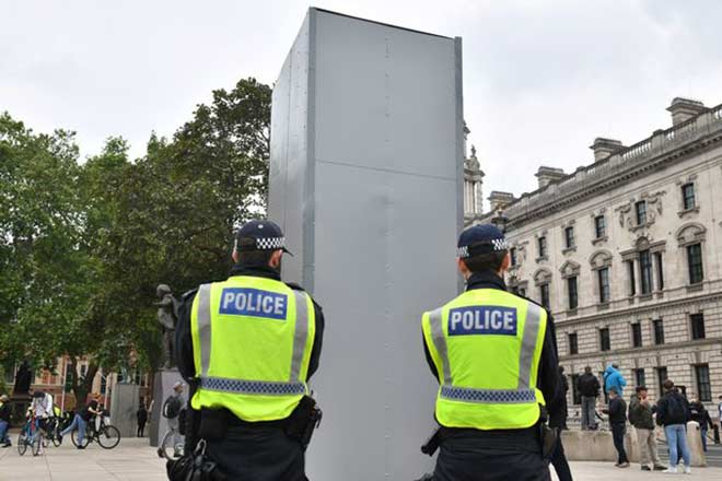 Bức tượng Sir Winston Churchill tại London phải "đóng hộp" vì bị vẽ bậy bởi nhiều người biểu tình