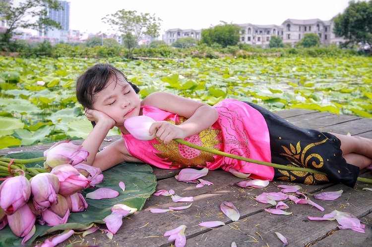 Các em bé theo chân mẹ tới đầm sen, không ngại tạo dáng trước ống kính để có ảnh đẹp.