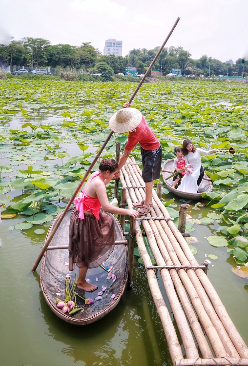 Nắm bắt được nhu cầu của khách hàng, các chủ đầm tạo ra nhiều tiểu cản đơn giản, đậm nét truyền thống như lối đi bằng cầu tre, các chòi lá cọ giữa đầm… trong đó dịch vụ thuyền nan đem lại thu nhập khá lớn với giá 20.000 đồng/người/lượt.