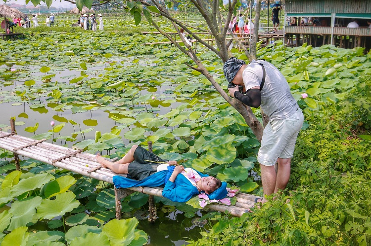 Hậu trường những bộ ảnh đẹp khiến người xem không khỏi bật cười