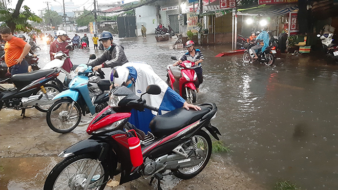 Phố Sài Gòn biến thành sông sau mưa, xe máy trôi bồng bềnh trong nước đen ngòm - 13