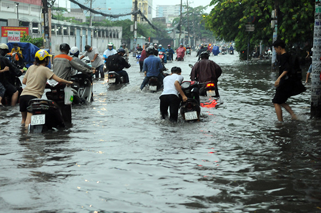 Xe chết máy la liệt, người dân gồng mình “bơi” về nhà chiều cuối tuần.