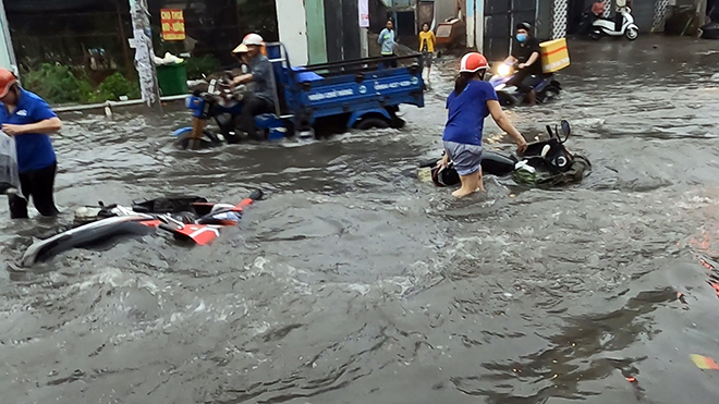 Nhiều trường hợp người đi xe máy ngã xuống “biển nước” đen ngòm, hôi thối trên đường Phan Anh