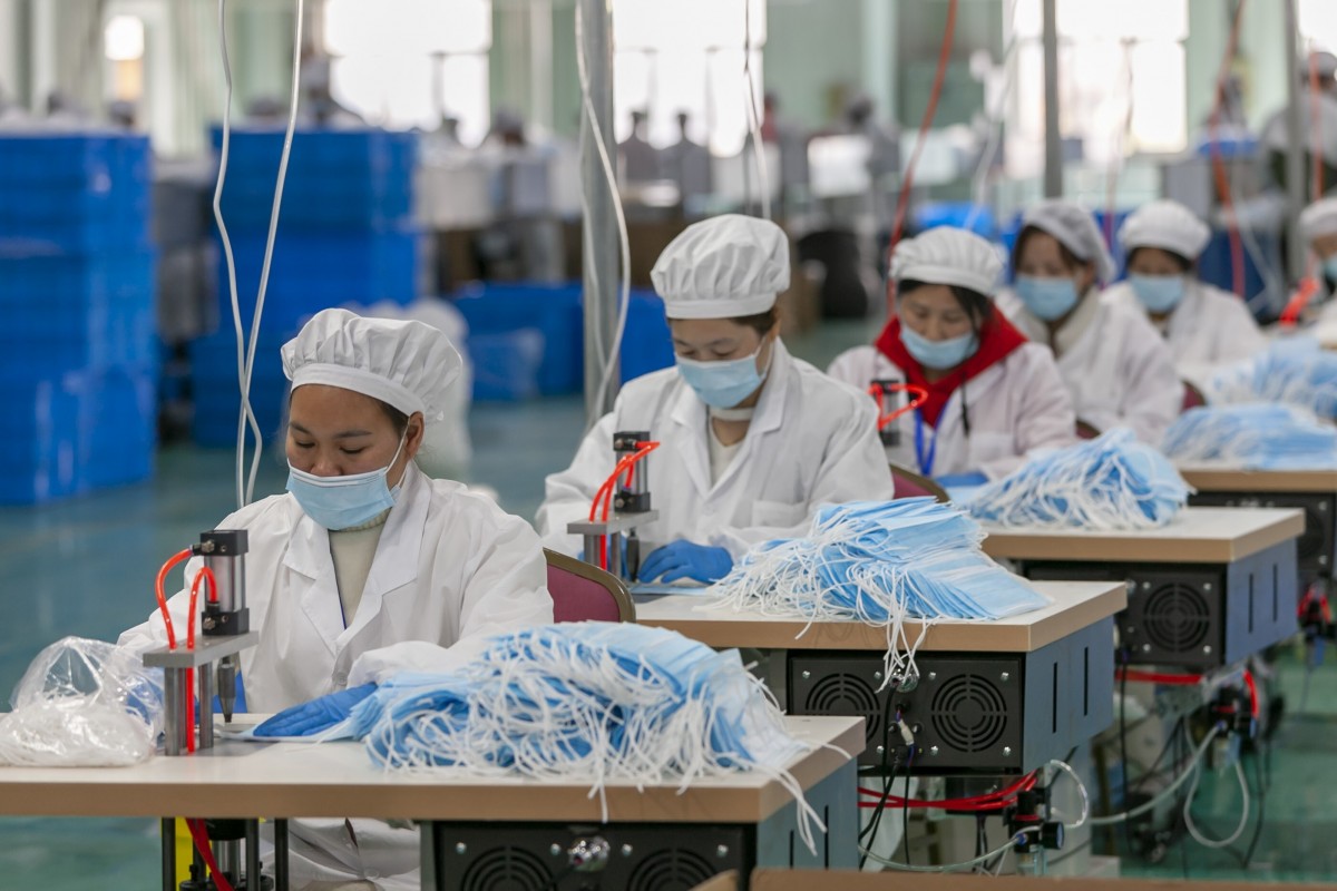 Nhiều người Trung Quốc đã dồn hết vốn liếng đầu tư sản xuất khẩu trang (ảnh: SCMP)