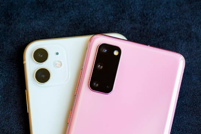 Galaxy S20 (phải) có 3 camera sau còn iPhone 11 chỉ có camera sau kép.