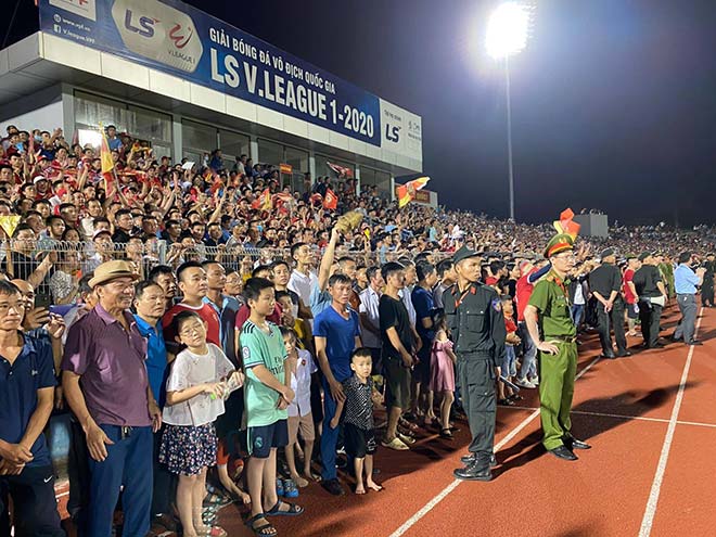 Hồng Lĩnh Hà Tĩnh - Hà Nội (vòng 4, V-League 2020) là một trong số những trận cầu xảy ra sự cố&nbsp;"vỡ sân" trong lịch sử V-League