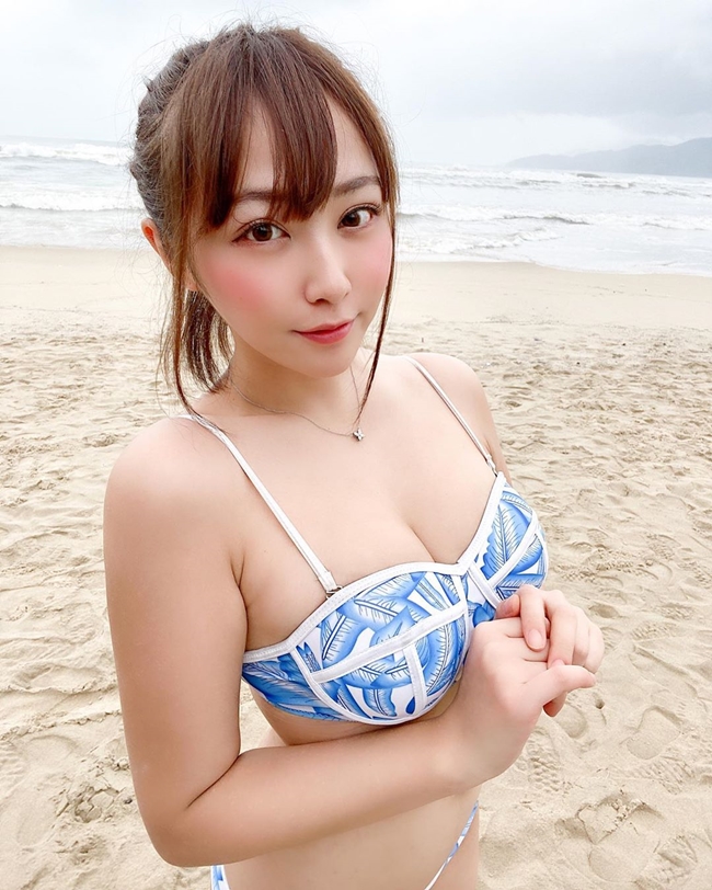 Vào giữa tháng 2.2020, Youtuber 9X khiến nhiều người bất ngờ khi tung loạt ảnh diện bikini nóng bỏng khi vui chơi trên bãi biển ở Đà Nẵng (Việt Nam).
