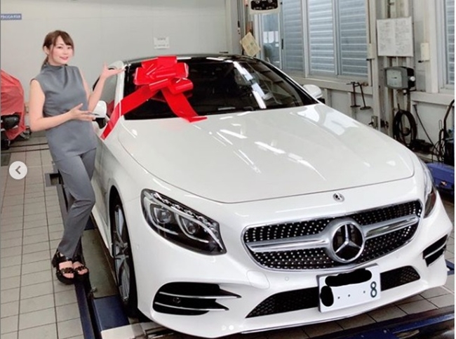 Tenka Hashimoto gây chú ý khi mua xe ô tô làm quà tặng mẹ ruột vào mùa hè 2019.
