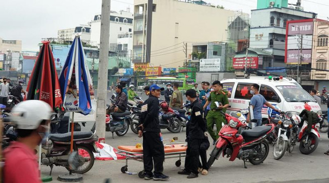 Các lực lượng chức năng đang phong tỏa hiện trường, điều tra nguyên nhân vụ việc. Ảnh: NGUYỄN TÂN