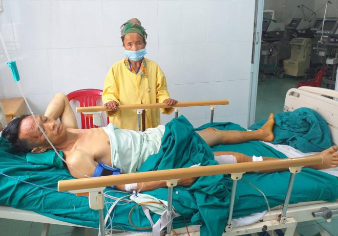 Con trai chết, bà Sòng Thị Da chăm chồng tại bệnh viện