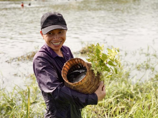 Sau hơn 1h xuống đầm bắt cá, ông Trần Thanh Hóa được khoảng 2kg cá.