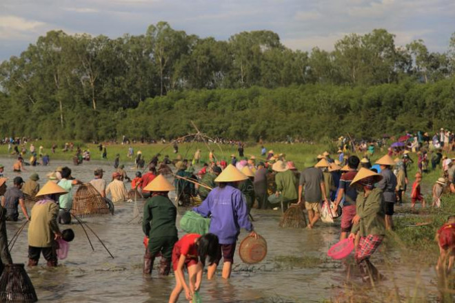 Bắt đầu khi khai hội, Chủ tịch UBND xã sẽ hô 1 tiếng làm khẩu lệnh, tiếng chiêng cùng trống vang lên, lúc này hàng trăm người ào ào nhảy xuống đầm để thi nhau bắt cá.