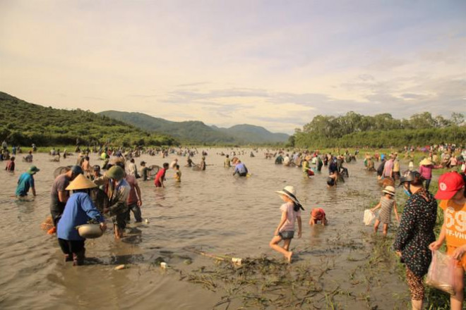 Tại Đầm Vực, có trẻ con phụ nữ và đàn ông cùng ra tham dự lễ hội.