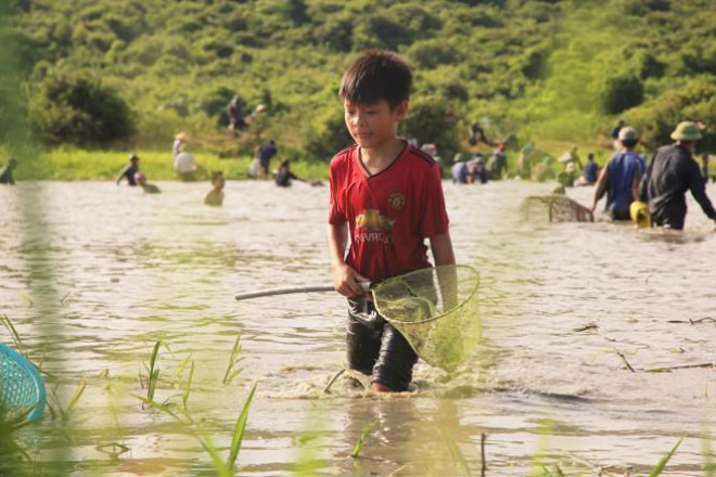 Những đứa trẻ cũng được bố mẹ đưa ra đầm để cùng bắt cá như để giáo dục thế hệ trẻ phải ý thức giữ gìn, duy trì, bảo tồn những nét đẹp căn bản của lễ hội mà địa phương lưu giữ.