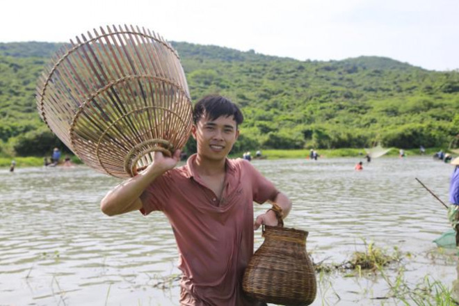 Sau tiếng hô lớn, hàng trăm người dân nhào xuống Đầm Vực bắt cá - 17