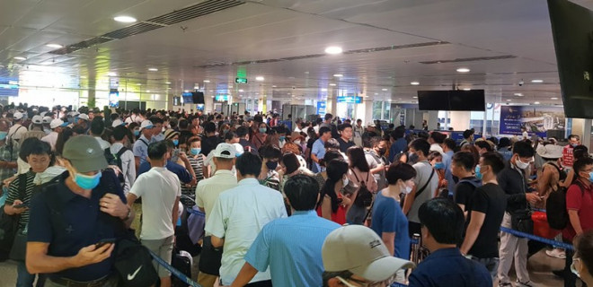 Khu vực kiểm tra hải quan vào cổng chờ lên máy bay, ga quốc nội đông nghịt người.