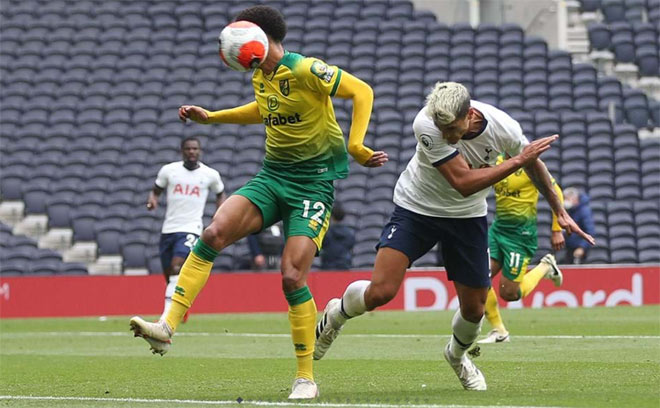 Erik Lamela với mái tóc màu bạch kim mới nhuộm đã đánh đầu ở tỷ số cho Tottenham Hotspur khi họ vừa đá giao hữu với Norwich City chuẩn bị thi đấu trở lại tại giải Ngoại hạng Anh