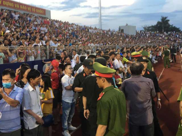 Sân Hà Tĩnh bán ra 14.000 vé nhưng chiều 12-6 có đến hơn 20.000 khán giả đến sân, tràn ra hết đường piste vào đến sát bảng quảng cáo