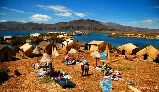 Cụ thể, vài trăm người Uros - bộ tộc tiền Inca - sống trên các hòn đảo làm hoàn toàn từ lau sậy nổi giữa hồ Titicaca. Họ gọi những đảo nhân tạo này là totora.