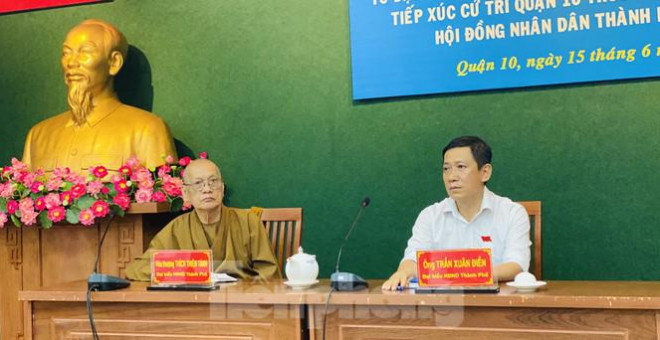 Đại biểu HĐND TPHCM đơn vị 11 tiếp xúc cử tri quận 10 trước kì họp lần thứ 20 HĐND TPHCM khoá IX. Ảnh Văn Minh
