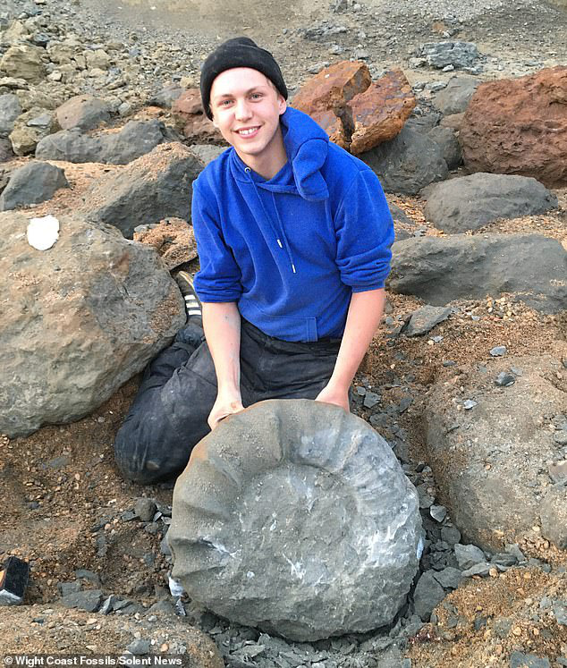 Jack Wonfor bên sinh vật lạ 115 triệu năm tuổi vừa được đưa ra khỏi "mộ đá" bên bãi biển - ảnh: Wight Coast Fossils.