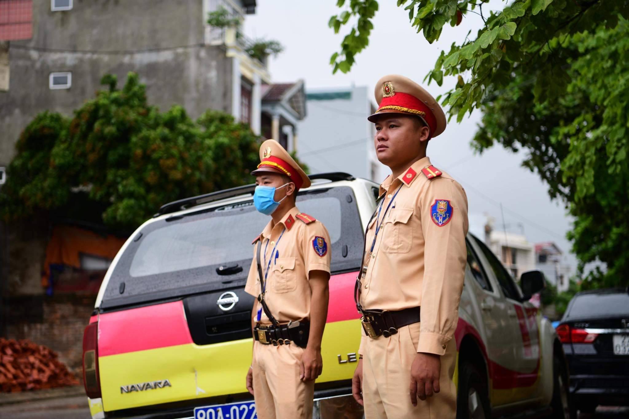 Lực lượng CSGT chốt chặn bên ngoài trụ sở TAND tỉnh Điện Biên, nơi diễn ra phiên xét xử phúc thẩm.