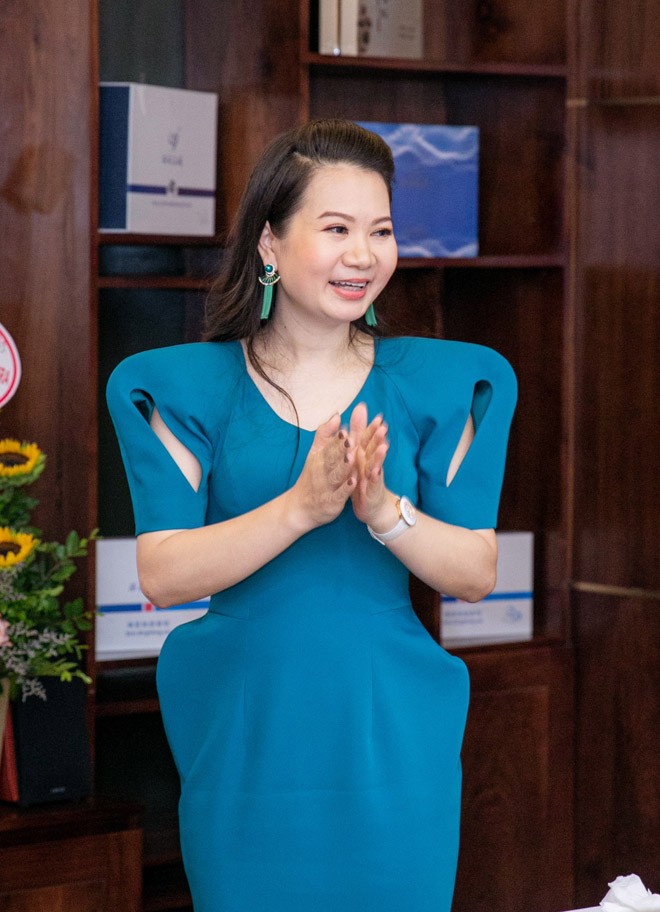 CEO Phạm Thu Thủy hạnh phúc và xúc động trong sự kiện ra mắt thương hiệu nhượng quyền Tây Thi Danh Viện