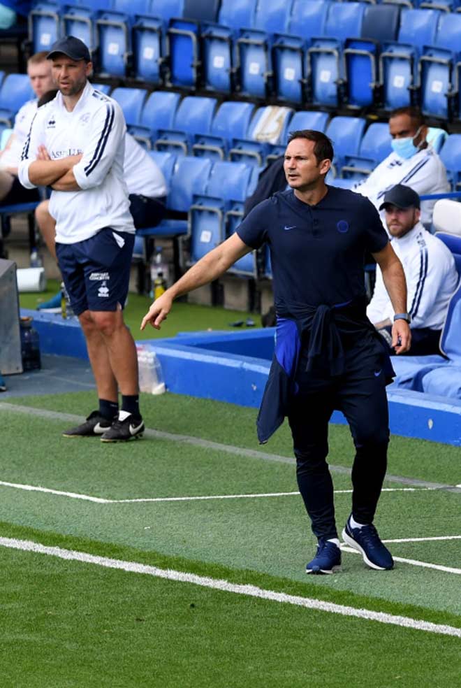 HLV Frank Lampard chỉ đạo các học trò trên&nbsp;đường pitch