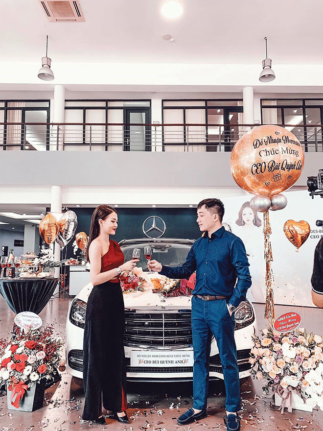 Vợ chồng nữ doanh nhân Bùi Quỳnh Anh – Nguyễn Đăng Phước trong buổi lễ nhận xe