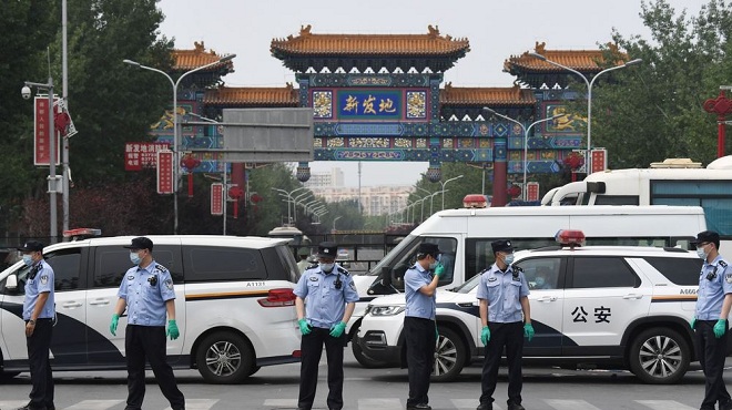 Cảnh sát Bắc Kinh phong tỏa lối vào chợ Tân Phát Địa.